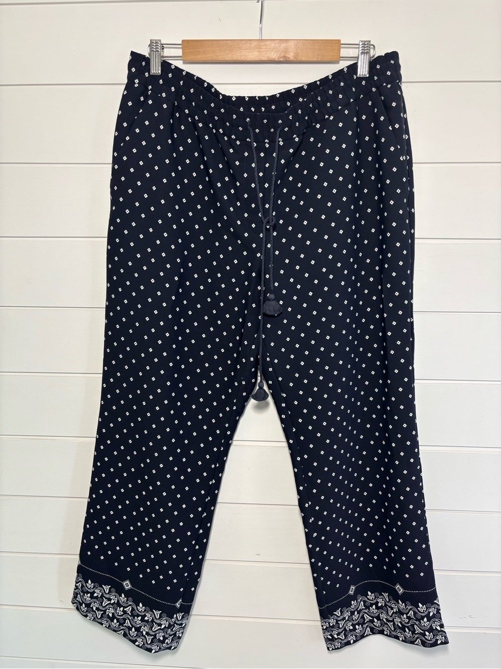 Ann Taylor Loft  Navy Capris with White Dot &‎ Hem Print size L NEW